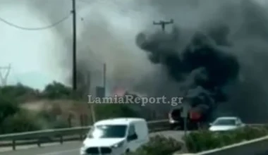 Αυτοκίνητο «τυλίχθηκε» στις φλόγες στην εθνική Αθηνών-Λαμίας