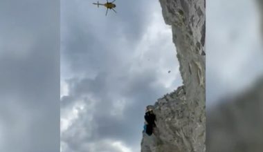 Αλεξιπτωτιστής εγκλωβίστηκε 200 μέτρα πάνω από το έδαφος – Το βίντεο από τη δύσκολη διάσωση