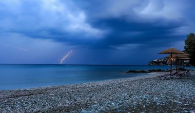 Καιρός: Έντονη κεραυνική δραστηριότητα σήμερα σε πολλές περιοχές της χώρας – Πού αναμένονται βροχές αύριο