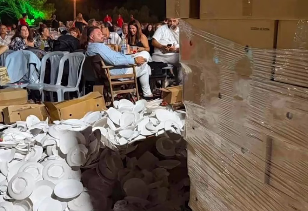 Έφεραν κλαρκ σε πανηγύρι στη Ζάκυνθο για να… ρίξουν τα πιάτα στην τραγουδίστρια Τζένη Κατσίγιαννη (βίντεο)