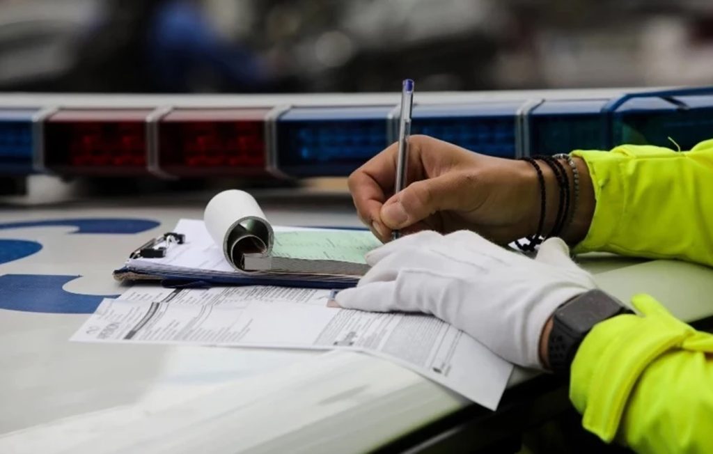 «Αλωνίζουν» τα αυτοκίνητα που παραβιάζουν τον ΚΟΚ στην Αθηνών-Σουνίου (βίντεο)