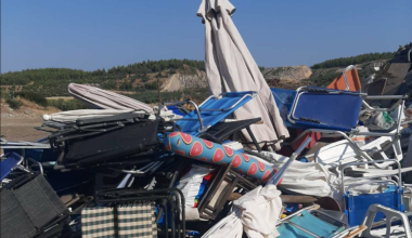Ξηλώθηκαν 100 ομπρέλες και ξαπλώστρες σε παραλία της Χαλκιδικής – «Το κακό είχε παραγίνει» είπαν λουόμενοι (φωτο)