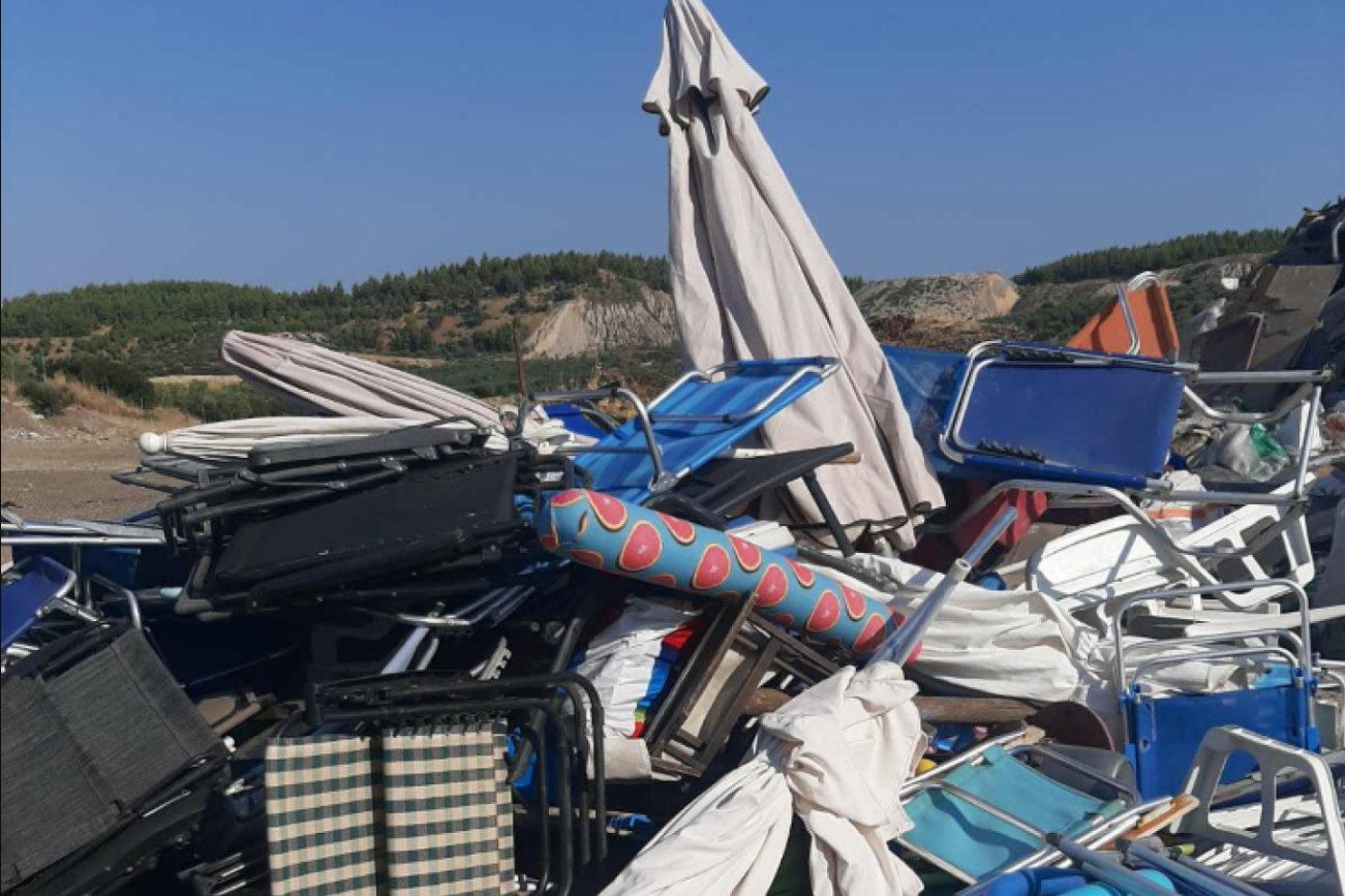 Ξηλώθηκαν 100 ομπρέλες και ξαπλώστρες σε παραλία της Χαλκιδικής – «Το κακό είχε παραγίνει» είπαν λουόμενοι (φωτο)