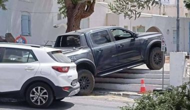 Σίφνος: Βρήκε πάρκινγκ στα… σκαλιά της πλατείας (φώτο)