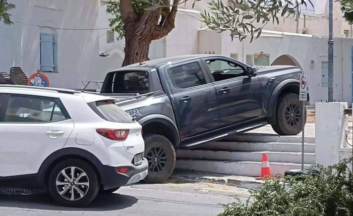 Σίφνος: Βρήκε πάρκινγκ στα… σκαλιά της πλατείας (φώτο)