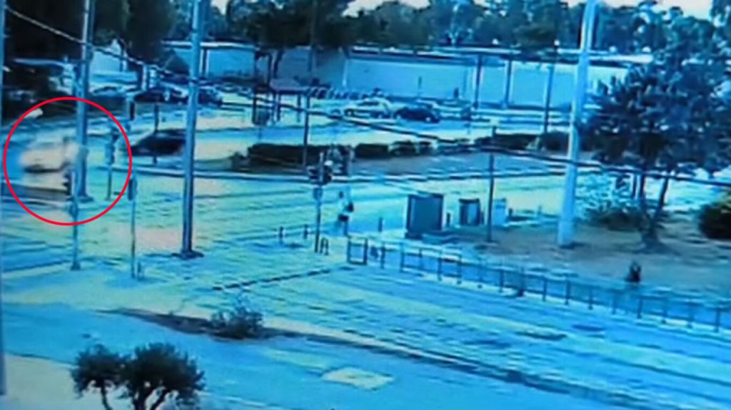Βίντεο ντοκουμέντο: H στιγμή που ο οδηγός ταξί κάνει αναστροφή και παίρνει παραμάζωμα 39χρονο μοτοσικλετιστή