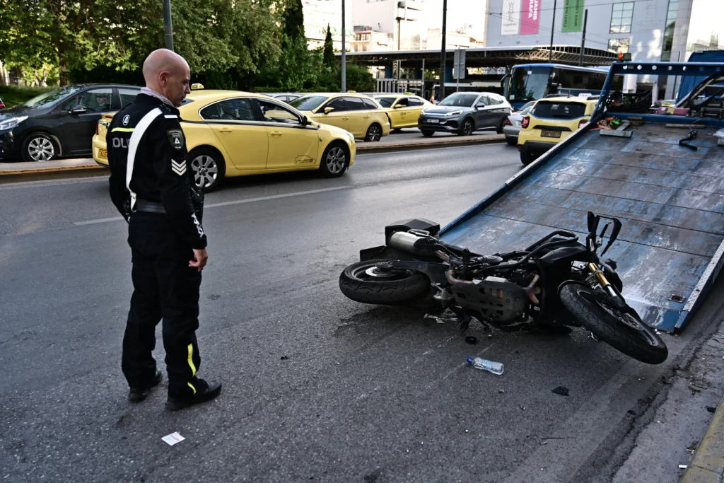 Σοβαρό τροχαίο στη Βούλα: Xαροπαλεύει 39χρονος μετά από επικίνδυνη αναστροφή που έκανε οδηγός ταξί