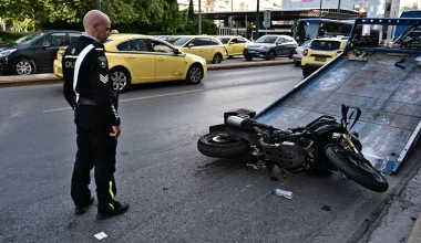 Σοβαρό τροχαίο στη Βούλα: Xαροπαλεύει 39χρονος μετά από επικίνδυνη αναστροφή που έκανε οδηγός ταξί