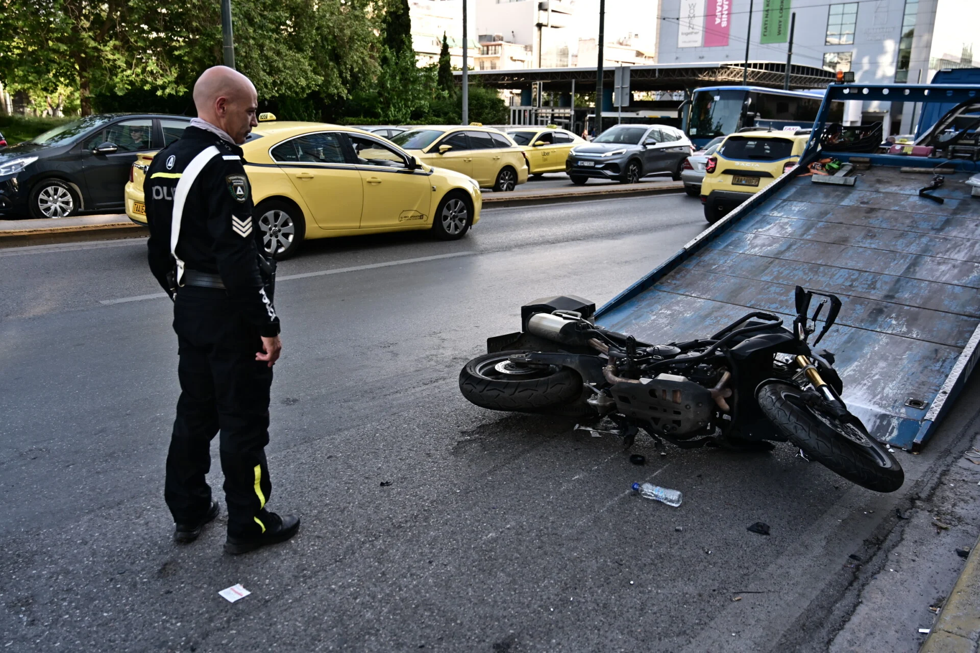 Σοβαρό τροχαίο στη Βούλα: Xαροπαλεύει 39χρονος μετά από επικίνδυνη αναστροφή που έκανε οδηγός ταξί