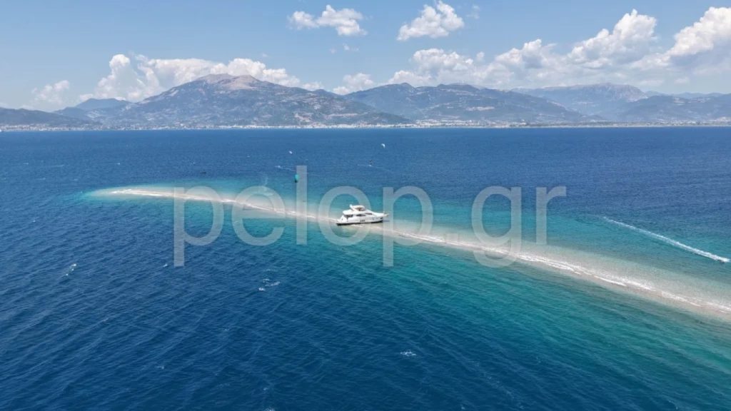 Το αμερικανικό γιοτ «βάλτωσε» στα αβαθή του Δρεπάνου και παραμένει εκεί… μέχρι νεωτέρας (βίντεο)