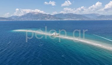 Το αμερικανικό γιοτ «βάλτωσε» στα αβαθή του Δρεπάνου και παραμένει εκεί… μέχρι νεωτέρας (βίντεο)