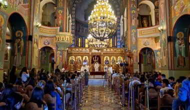Αυτός είναι ο λόγος που στην εκκλησία στεκόμαστε όρθιοι σε συγκεκριμένες στιγμές της λειτουργίας