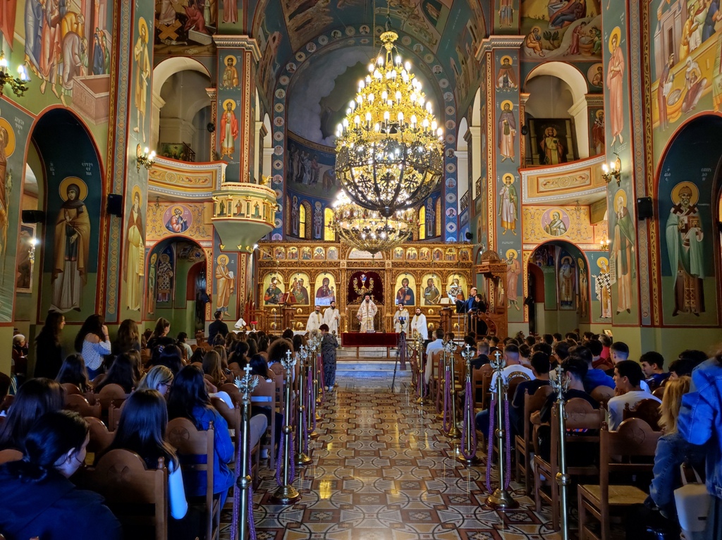 Αυτός είναι ο λόγος που στην εκκλησία στεκόμαστε όρθιοι σε συγκεκριμένες στιγμές της λειτουργίας