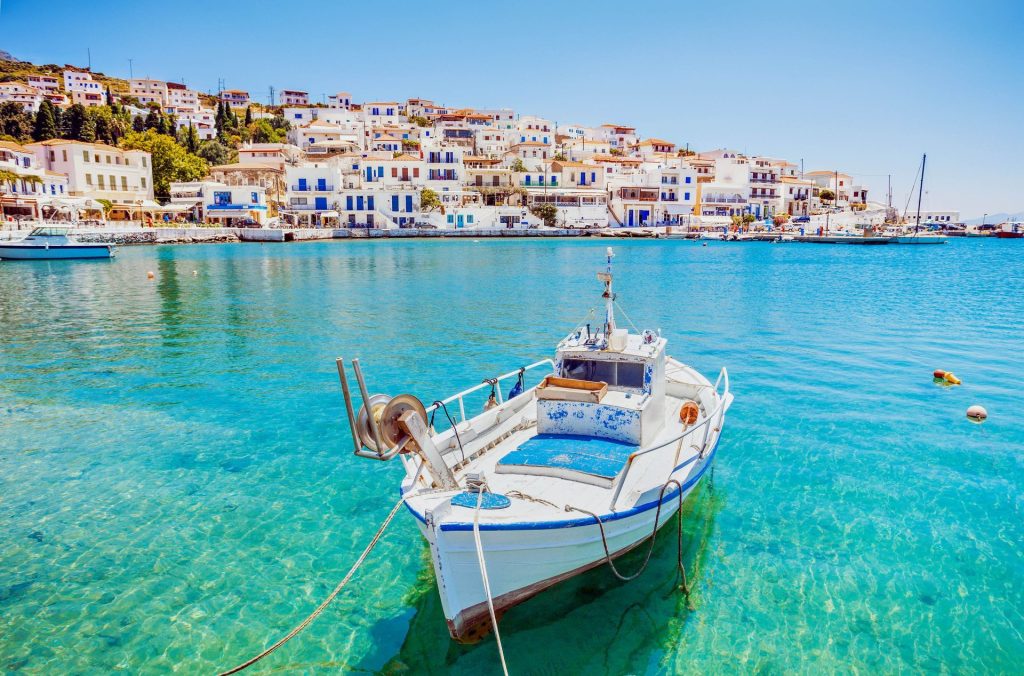 Γαλλικό ταξιδιωτικό μέσο αποθεώνει την Άνδρο: «Το ελληνικό νησί για όσους αναζητούν αυθεντικές εμπειρίες»