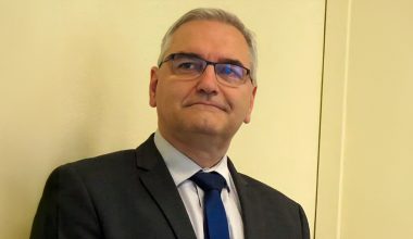 Σάλος στη γαλλική κυβέρνηση: Ο Κριστιάν Νεγκρ έδινε διουρητικά σε γυναίκες για να τα κάνουν πάνω τους! – «Χαίρομαι»
