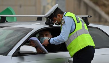 Τι δεν πρέπει να κάνετε σε έναν έλεγχο Τροχαίας: Η συμπεριφορά που κοστίζει 350 ευρώ και έως 1 χρόνο φυλάκιση