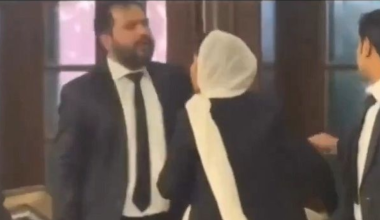 Γυναίκα ζήτησε «τα ρέστα» από τον σύζυγό της που έκανε δώρο σε συνάδελφό του – Δείτε τι ακολούθησε (βίντεο)