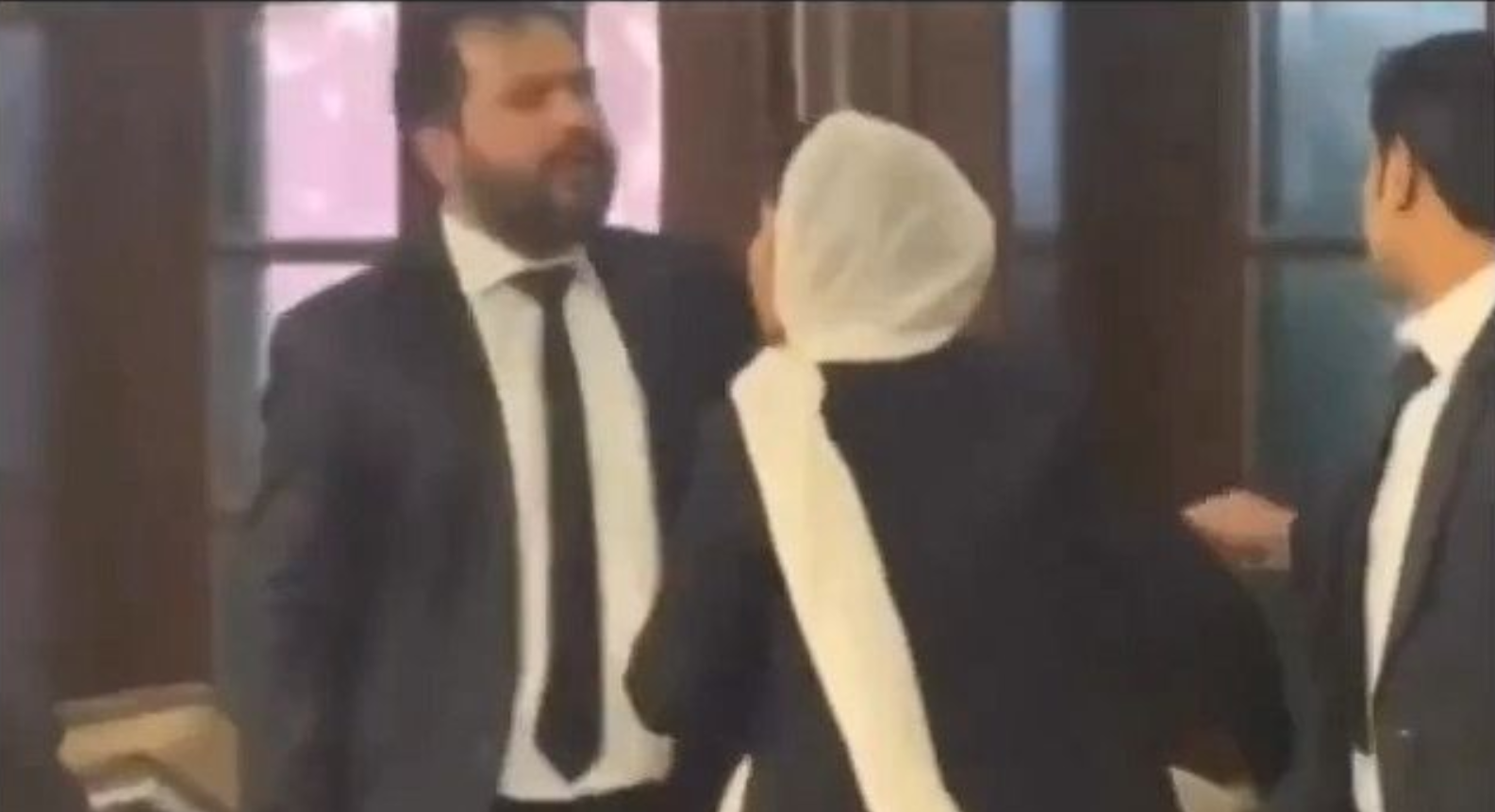 Γυναίκα ζήτησε «τα ρέστα» από τον σύζυγό της που έκανε δώρο σε συνάδελφό του – Δείτε τι ακολούθησε (βίντεο)