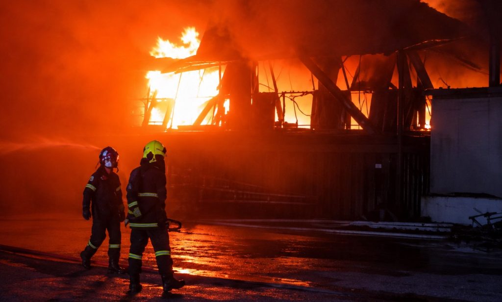 Πυρκαγιά στο εργοστάσιο της «Καράτζη Α.Ε.» στη Λάρισα: Eξετάζεται ακόμη και το σενάριο του εμπρησμού
