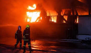 Πυρκαγιά στο εργοστάσιο της «Καράτζη Α.Ε.» στη Λάρισα: Eξετάζεται ακόμη και το σενάριο του εμπρησμού