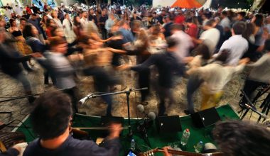 Άγριο ξύλο σε πανηγύρι στο Αντίρριο: «Εκτοξεύτηκαν» καρέκλες και τραπέζια (βίντεο)