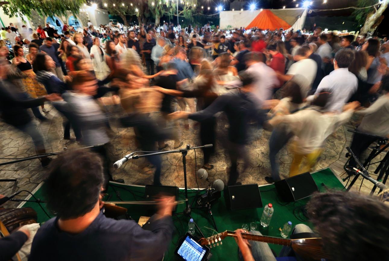 Άγριο ξύλο σε πανηγύρι στο Αντίρριο: «Εκτοξεύτηκαν» καρέκλες και τραπέζια (βίντεο)