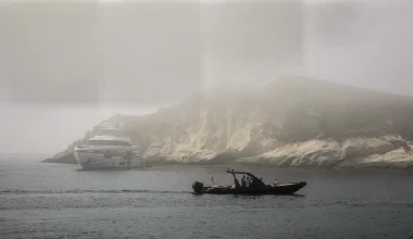 Sea smoke: Τι είναι το καιρικό φαινόμενο που εμφανίστηκε σε νησιά των Κυκλάδων