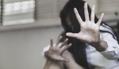 Μύκονος: Χειροπέδες σε 23χρονο από το Κόσοβο μετά από καταγγελία 18χρονης Ιταλίδας για βιασμό σε beach bar