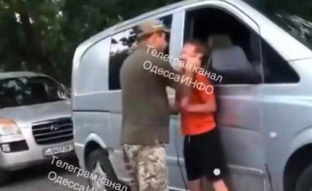 Μαινόμενος Ουκρανός χτύπησε αλύπητα ανήλικο που είδε τον πατέρα του να τον βάζουν σηκωτό στο αυτοκίνητο (βίντεο)