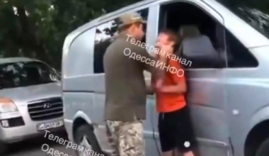 Μαινόμενος Ουκρανός χτύπησε αλύπητα ανήλικο που είδε τον πατέρα του να τον βάζουν σηκωτό στο αυτοκίνητο (βίντεο)