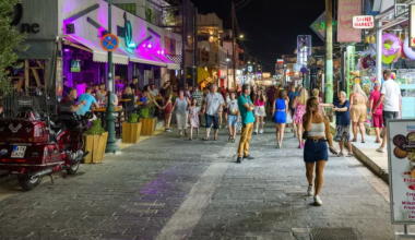 H ΕΛΑΣ ταυτοποίησε τρεις Βρετανούς για κλοπή 100.000 ευρώ από σπίτι στη Ρόδο: Συνελήφθη ο ένας, αναζητούνται οι δύο
