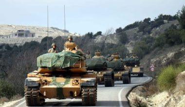 Η Τουρκία αναπτύσσει μεγάλες ποσότητες οπλικών συστημάτων στη Συρία