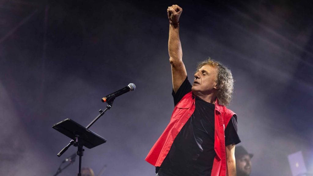 Β.Παπακωνσταντίνου: Ανακοίνωσε πως ακυρώνει τις προγραμματισμένες συναυλίες του λόγω «επίμονης πνευμονίας»