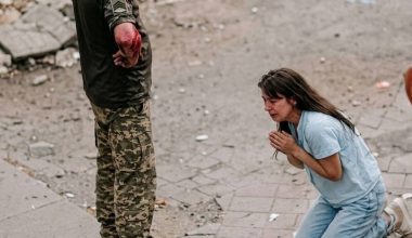 Εικόνες που «ραγίζουν» την καρδιά στο Κίεβο: Γυναίκα παρακαλεί γονατιστή στρατολόγους να μην πάρουν τον άνδρα της