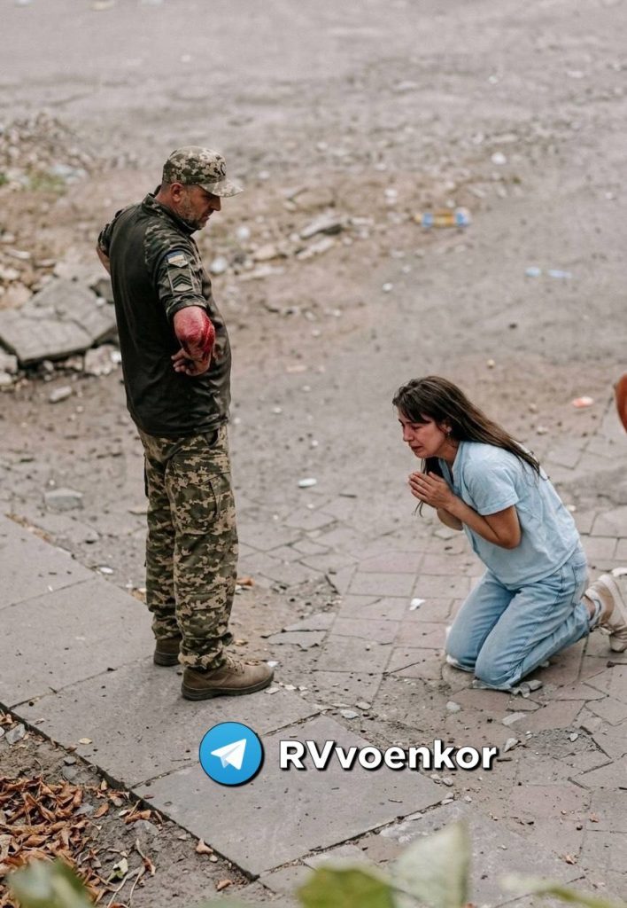 Εικόνες που «ραγίζουν» την καρδιά στο Κίεβο: Γυναίκα παρακαλεί γονατιστή στρατολόγους να μην πάρουν τον άνδρα της