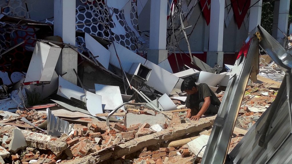 Ινδονησία: 84χρονη ανασύρθηκε ζωντανή από τα συντρίμμια τρεις ημέρες μετά τον φονικό σεισμό (βίντεο)
