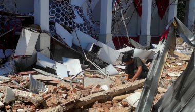 Ινδονησία: 84χρονη ανασύρθηκε ζωντανή από τα συντρίμμια τρεις ημέρες μετά τον φονικό σεισμό (βίντεο)