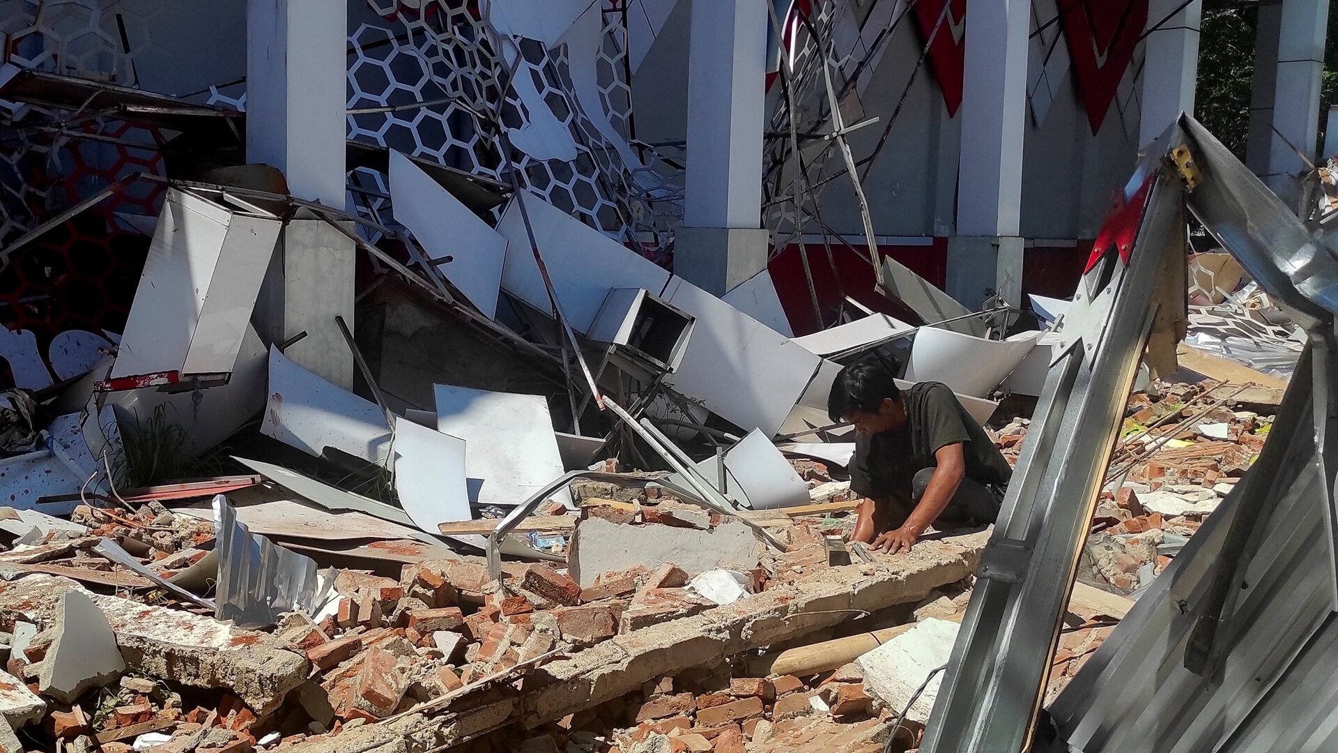 Ινδονησία: 84χρονη ανασύρθηκε ζωντανή από τα συντρίμμια τρεις ημέρες μετά τον φονικό σεισμό (βίντεο)