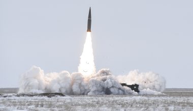 Βίντεο: H στιγμή που δύο ρωσικοί βαλλιστικοί πύραυλοι κτυπούν διαδοχικά τον ίδιο στόχο στο Κίεβο