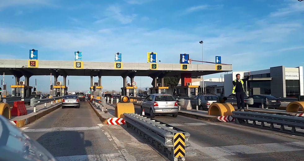Οικογένεια περνούσε τα διόδια χωρίς να πληρώνει για 6 μήνες – Το ποσό που χρεώθηκε