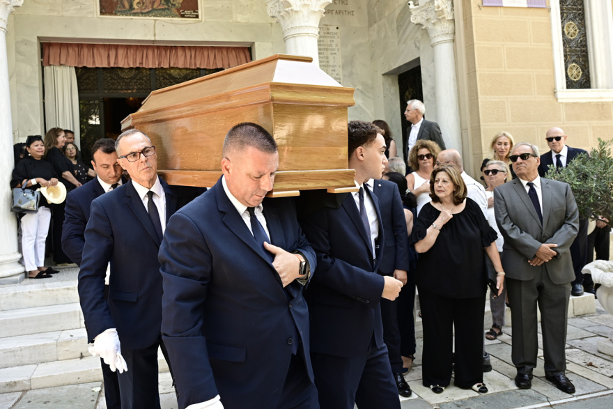 Σε κλίμα συγκίνησης το τελευταίο «αντίο» στον πρώην υπουργό Στέφανο Μάνο (φωτο)