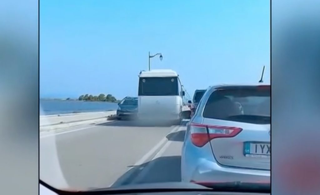 Λευκάδα: Οδηγός λεωφορείου έκανε επικίνδυνη και παράνομη προσπέραση πάνω στη γέφυρα (βίντεο)