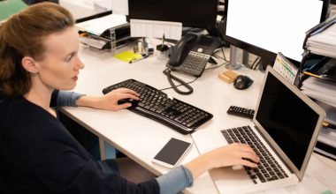Η πρόταση κατάργησης μονιμότητας στο Δημόσιο επαναφέρει εποχές «πλατείας Κλαυθμώνος»