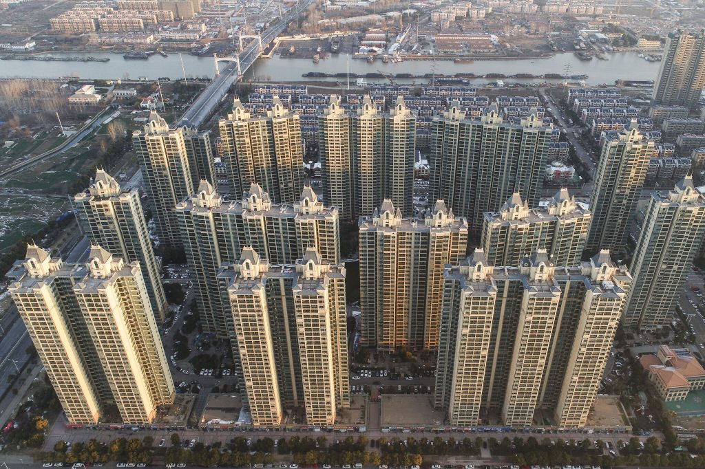 Evergrande: Η κατάρρευση του κινεζικού γίγαντα ακινήτων – Εκκαθάριση μία ημέρα μετά την ισόβια καταδίκη του ιδρυτή