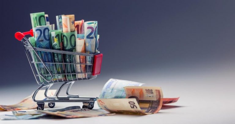 Η ακρίβεια «εκτοξεύεται» και η αγοραστική δύναμη βρίσκεται σε ελεύθερη πτώση