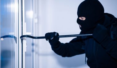 43χρονος στη Νίκαια πιάστηκε «στα πράσα» να ανοίγει διαμέρισμα και να κλέβει τηλεόραση και μετρητά