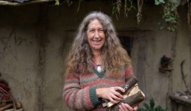Απόφοιτη της Οξφόρδης, ζει 32 χρόνια χωρίς ρεύμα και νερό (βίντεο)