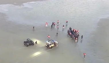 Γαλλία: Σφοδρές συγκρούσεις αστυνομικών με παράνομους μετανάστες που επιχείρησαν να διασχίσουν τη Μάγχη (βίντεο)