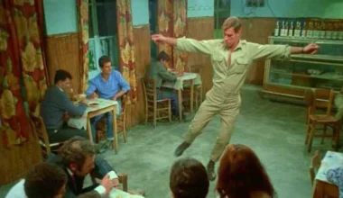 Το ψέμα στο «Ζεϊμπέκικο της Ευδοκίας» – Τι χόρευε στ’ αλήθεια ο λοχίας στη σκηνή που έγραψε ιστορία