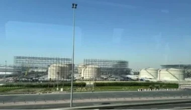 ΗΑΕ: Κατασκευάζουν «κλουβιά» γύρω από δεξαμενές πετρελαίου για την προστασία τους από επιθέσεις με drones (βίντεο)